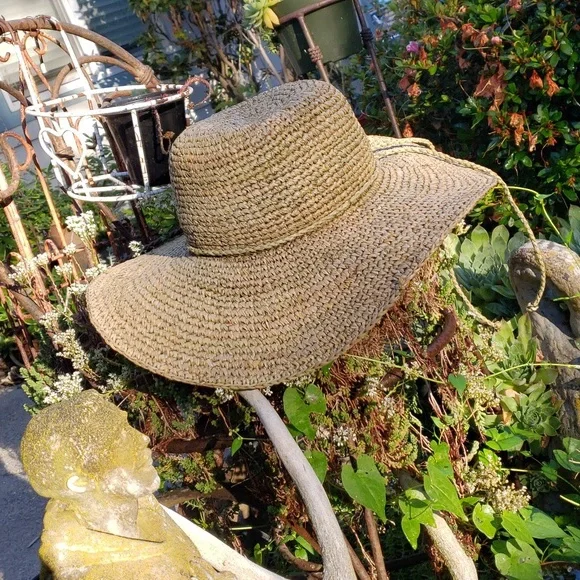 PETER GRIMM wide brim straw bucket Brimmed HAT with tassels. - Picture 3 of 12